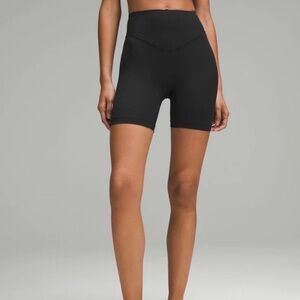 Lululemon Breezethrough High-Rise short 6” in black